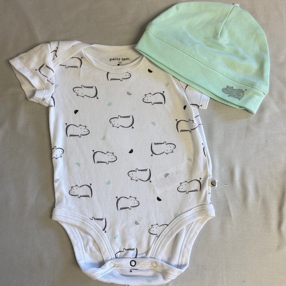 Petit Lem - White Hippo Onesie sleeper with Matching Hat - Picture 1 of 3
